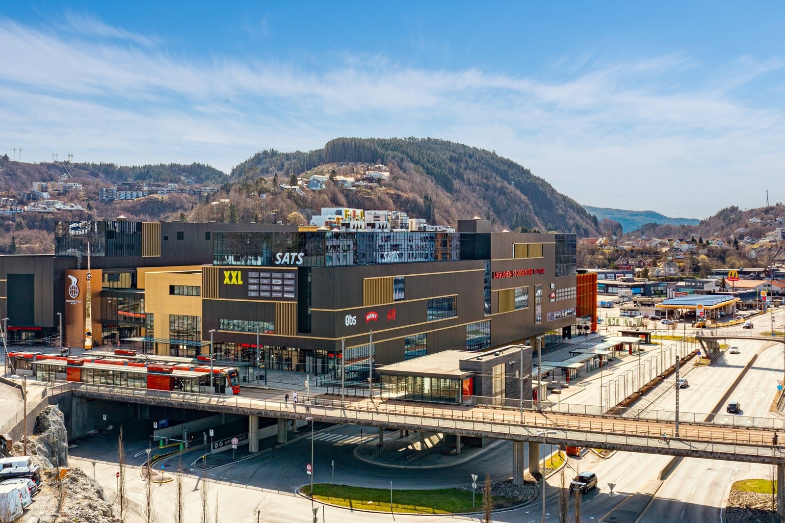 Beliggenheten gir kort avstand til kjøpesenter og kollektivtransport. Galleribilde