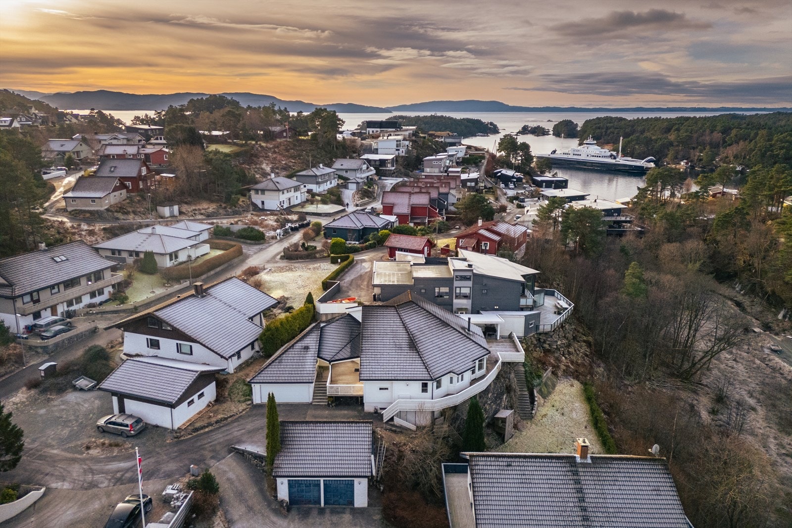 Eiendommen ligger i et sentralt og barnevennlig boligområde på Halhjem, med utsikt over nærområdet og gode solforhold. Galleribilde