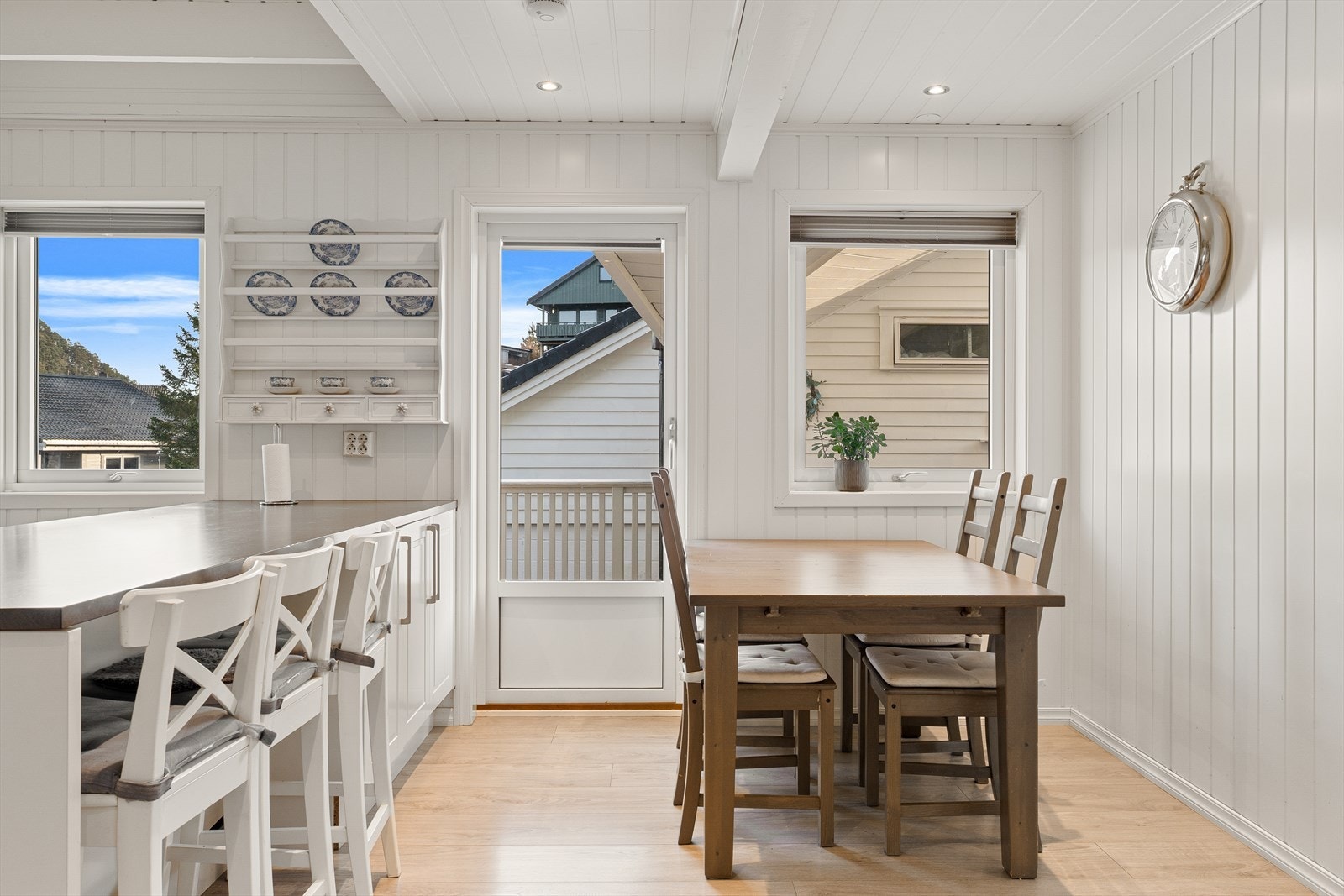 Utgang til terrasse fra kjøkkenet Galleribilde