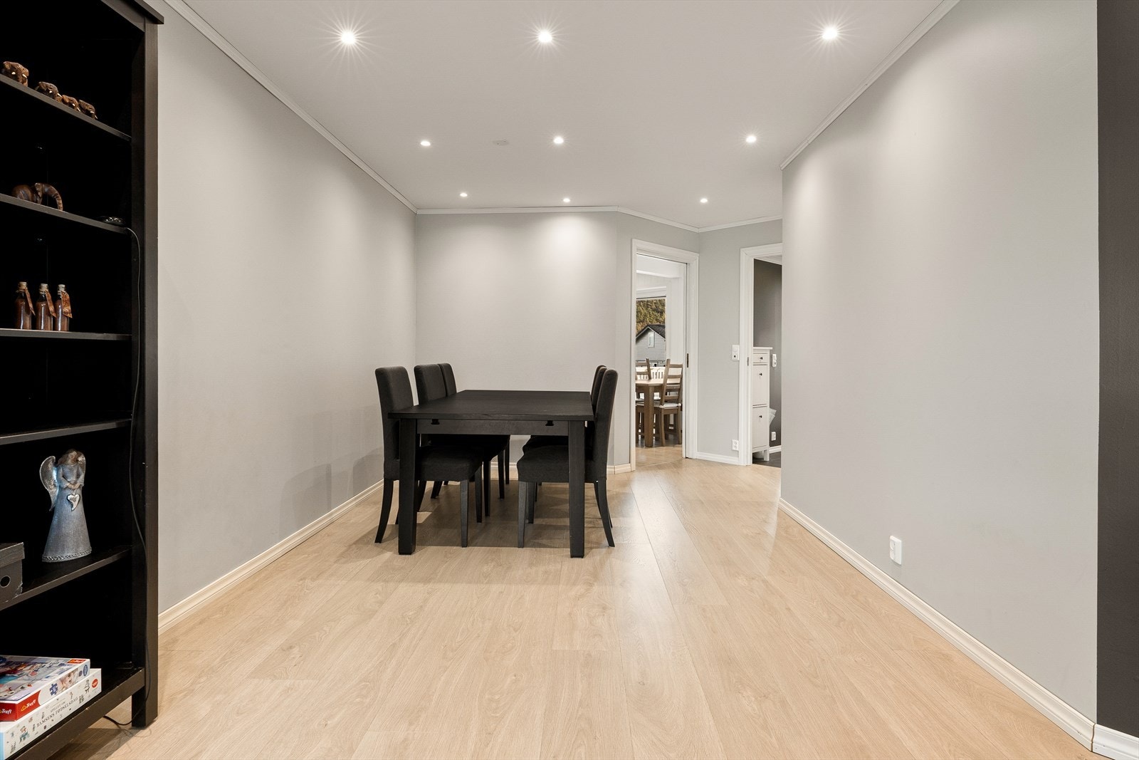 Spiseplassen har god plass for sosiale sammenkomster Galleribilde