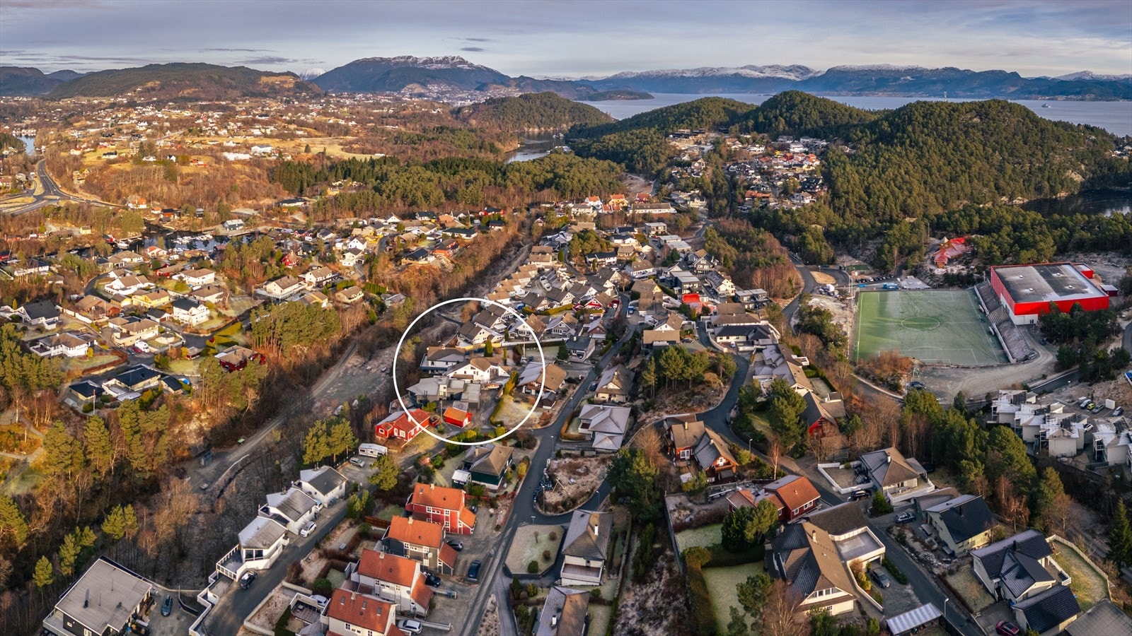 Panoramabilde av boligområde med fjordutsikt. Galleribilde