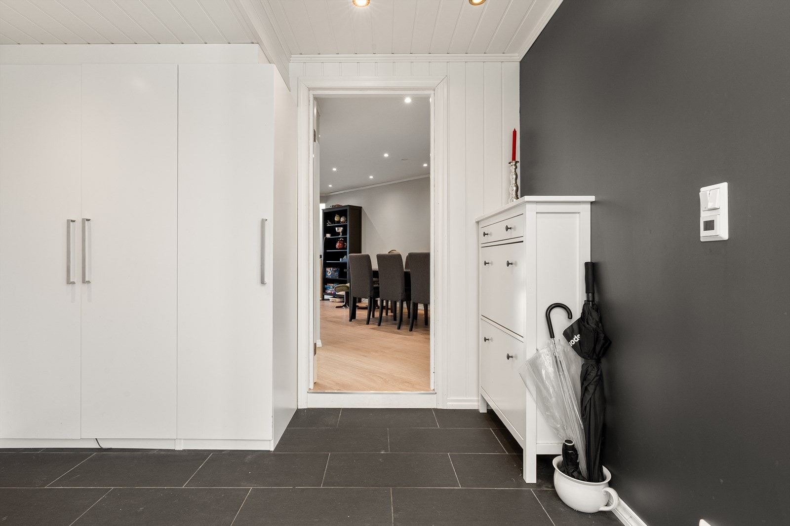 Lys gang med godt med oppbevaringsplass i garderobeløsning. Galleribilde