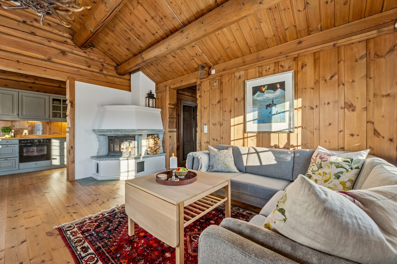 Flott peis i mur og kleberstein som gir både varme og hygge på kalde dager Galleribilde