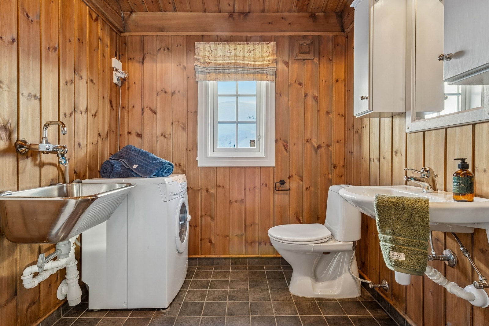 Gjestebad, med praktisk utslagsvask og vaskemaskin. Varmekabler i gulv Galleribilde