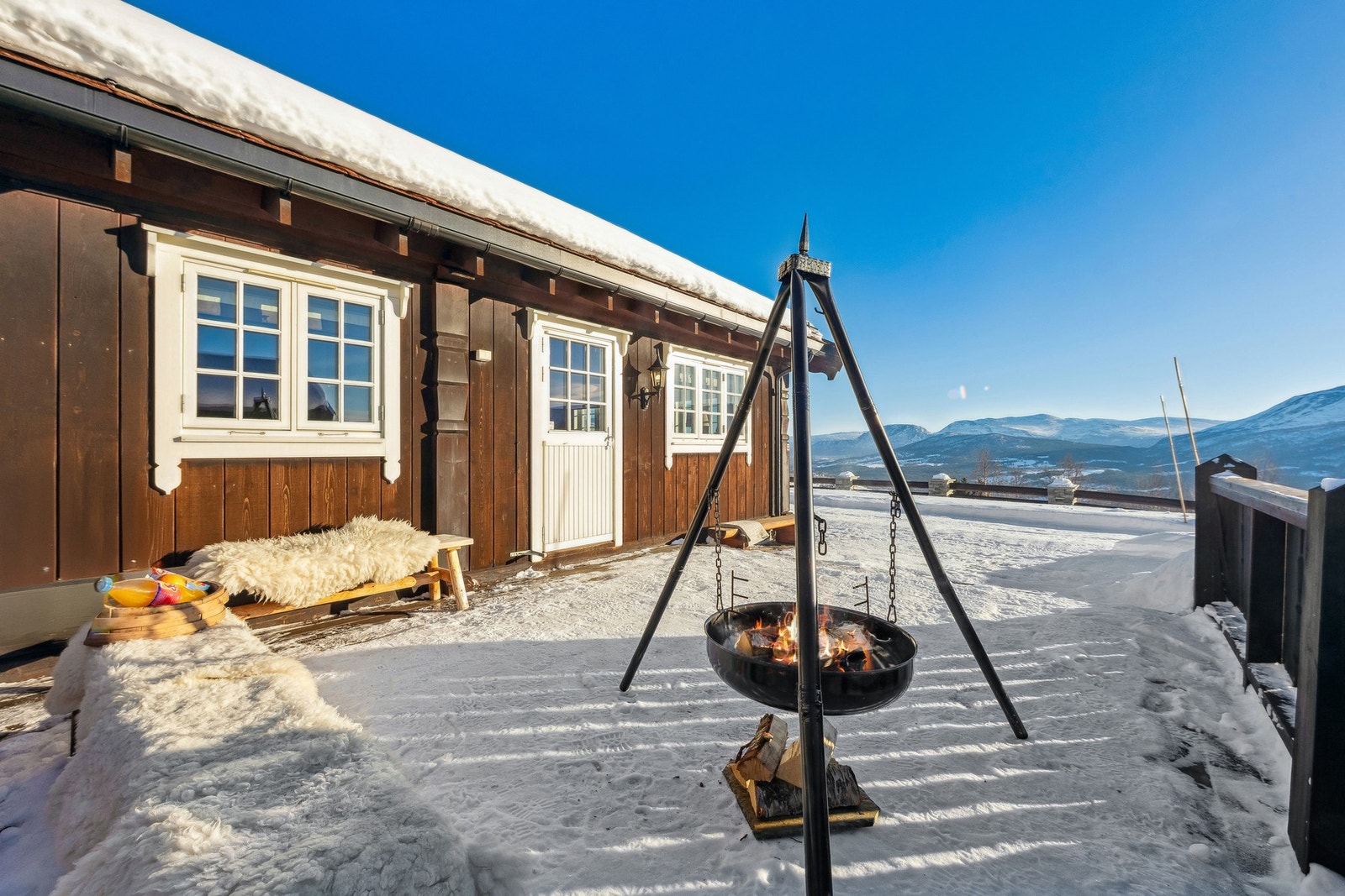 Fra terrassen har man god utsikt mot Allmannaberget i Oppdal Galleribilde