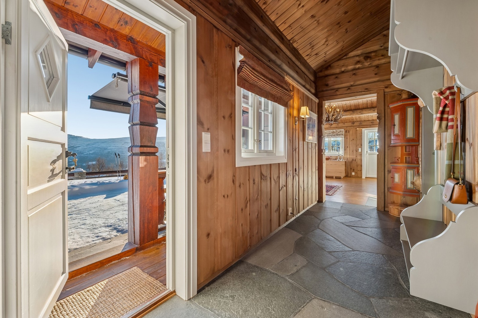 Luftig entre med Oppdalsskifer og varme i gulvet Galleribilde