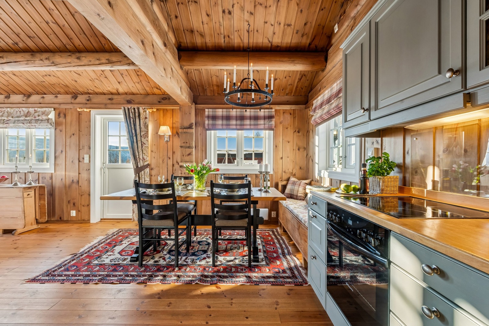 Hyggelig kjøkken med god plass til gjester Galleribilde