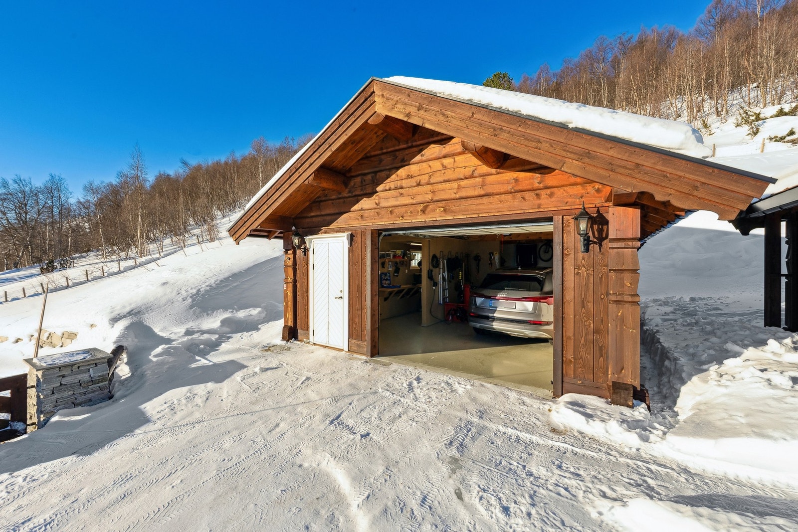 Garasje fra 2018 med billader, god plass til sportsutstyr, ved og annet Galleribilde