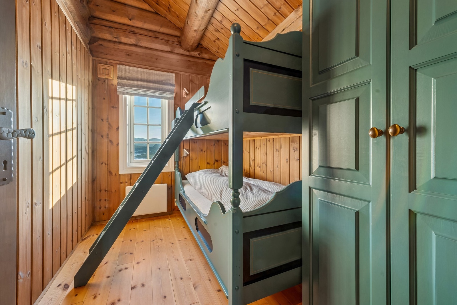 Soverom med vakker køyeseng og garderobeskap fra Rennebu snekkeri Galleribilde