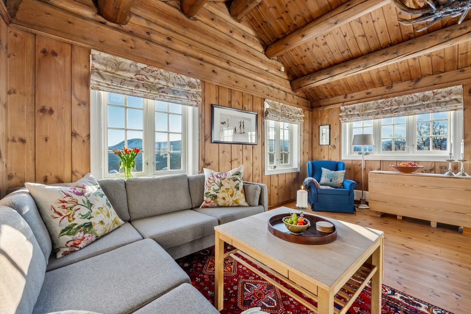 Vegger og tak behandlet med interiørbeis skaper en varm og lun atmosfære Galleribilde