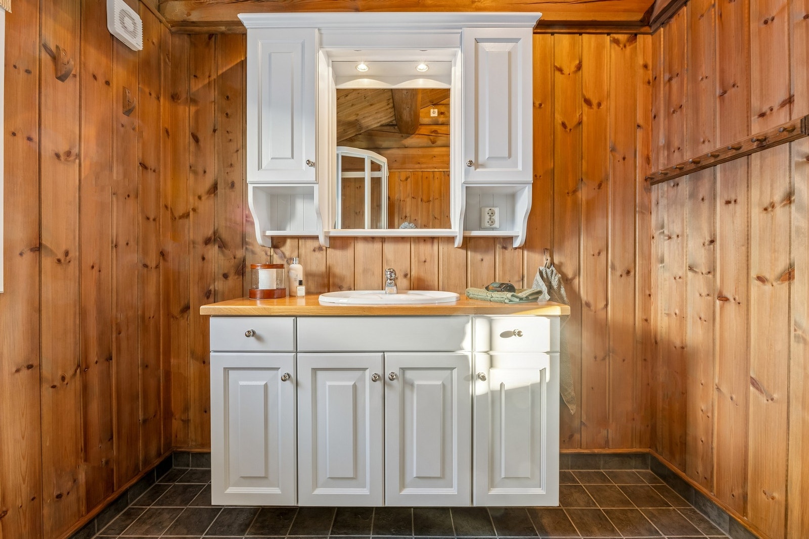 Heltre baderomsinnredning fra Rennebu snekkeri i delikat farge og god skapplass. Galleribilde