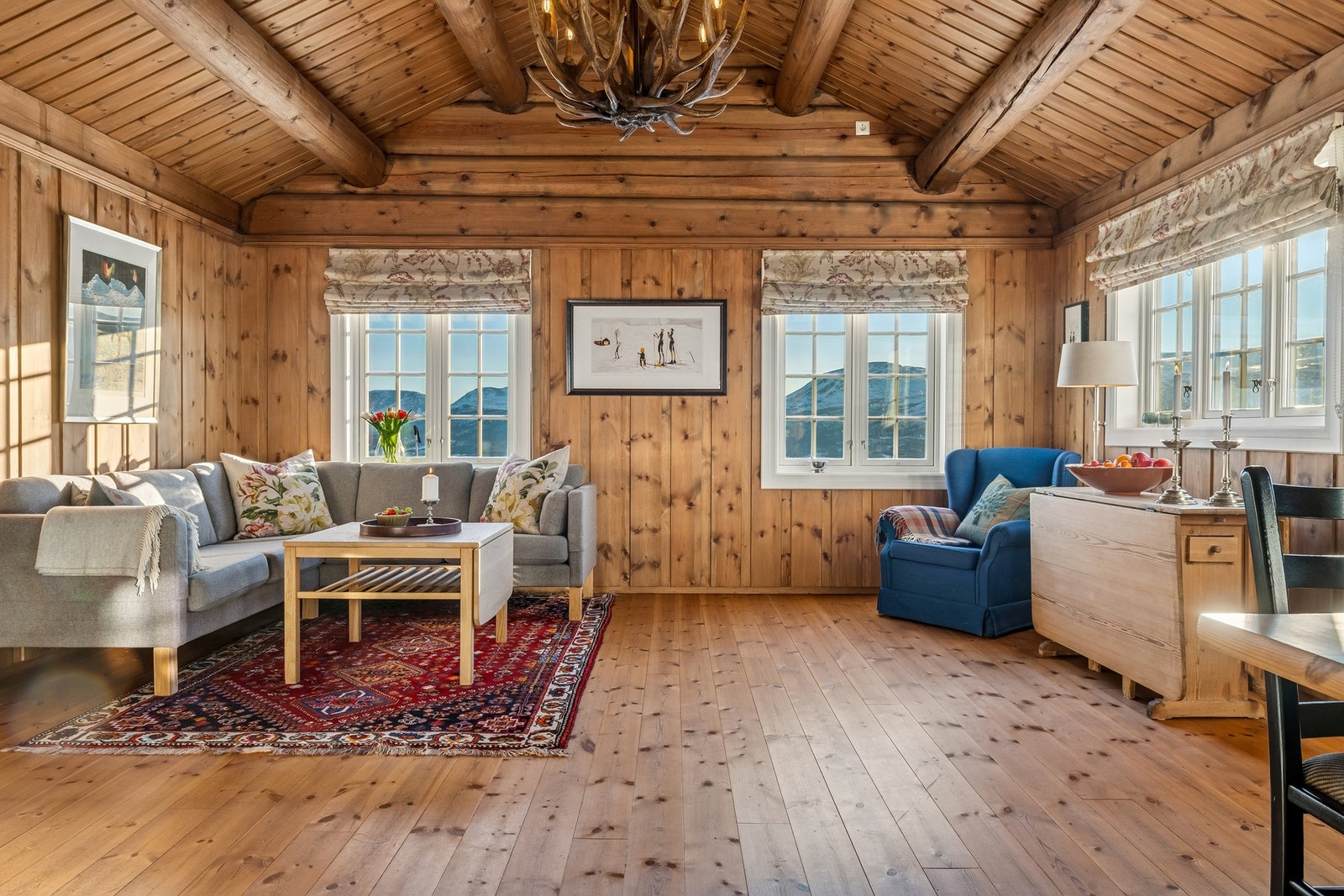 Stuen har lys fra flere kanter fra de smårutede vinduene med tr-lags isolerglass Galleribilde