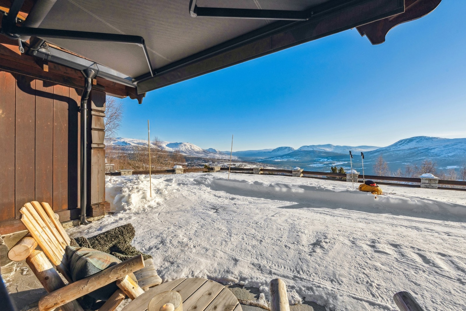 En fin uteplass utenfor inngangen med fantastisk utsikt - her er det perfekt å nyte morgenkaffen i morgensolen Galleribilde