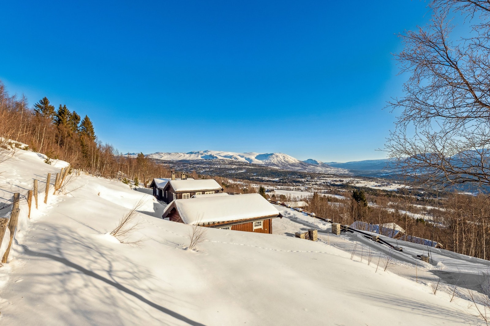 Fra den flotte utsiktstomten på mer enn 1600 kvm ser man til Oppdal og fjellene som omkranser bygda Galleribilde