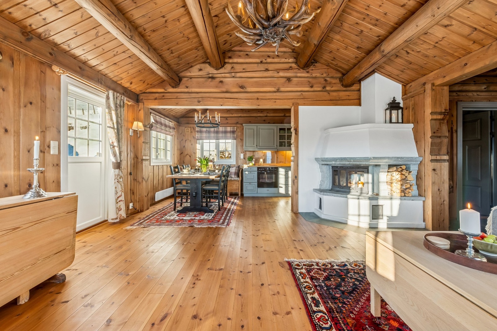 Romslig stue med høyt under taket, mye lys inn og spiseplass til mange Galleribilde