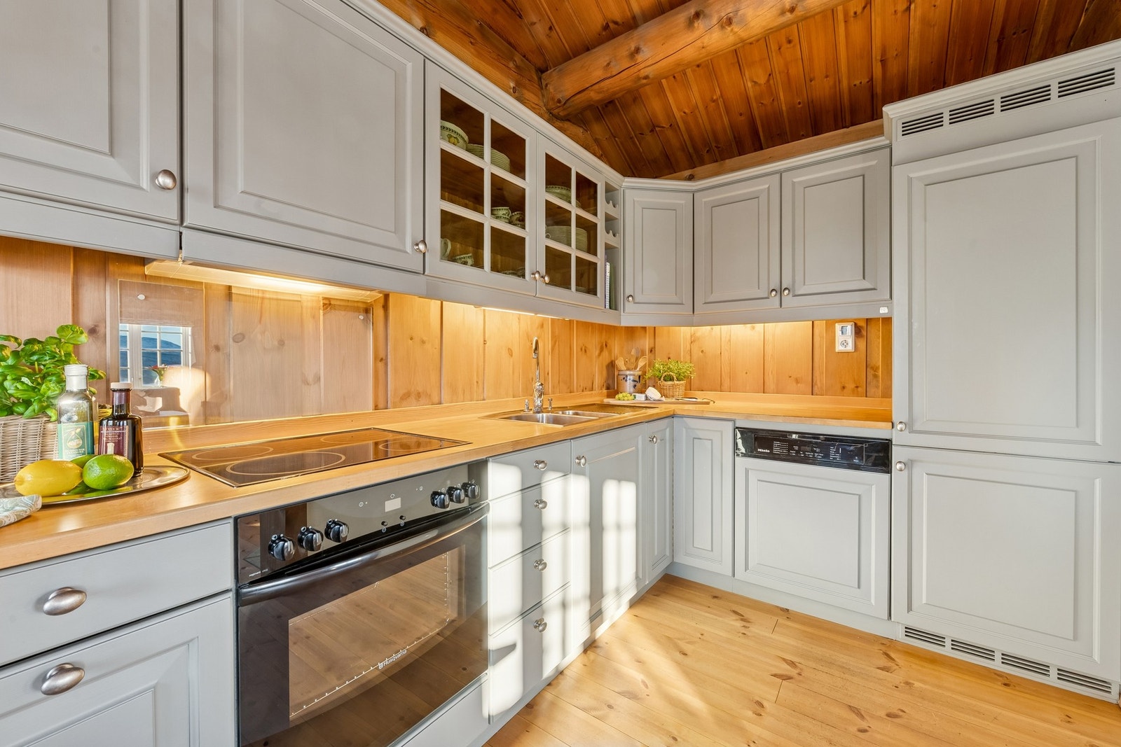 Kjøkkeninnredning har delikat farge og godt med skapplass. Galleribilde