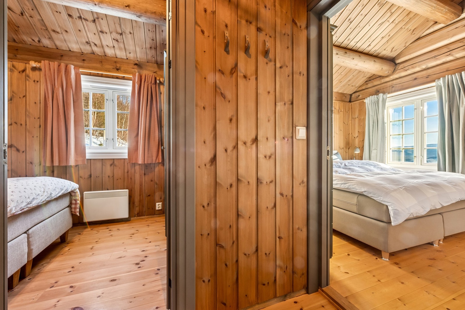 Her er hovedsoverommet til høyre og tilstøtende soverom til venstre Galleribilde