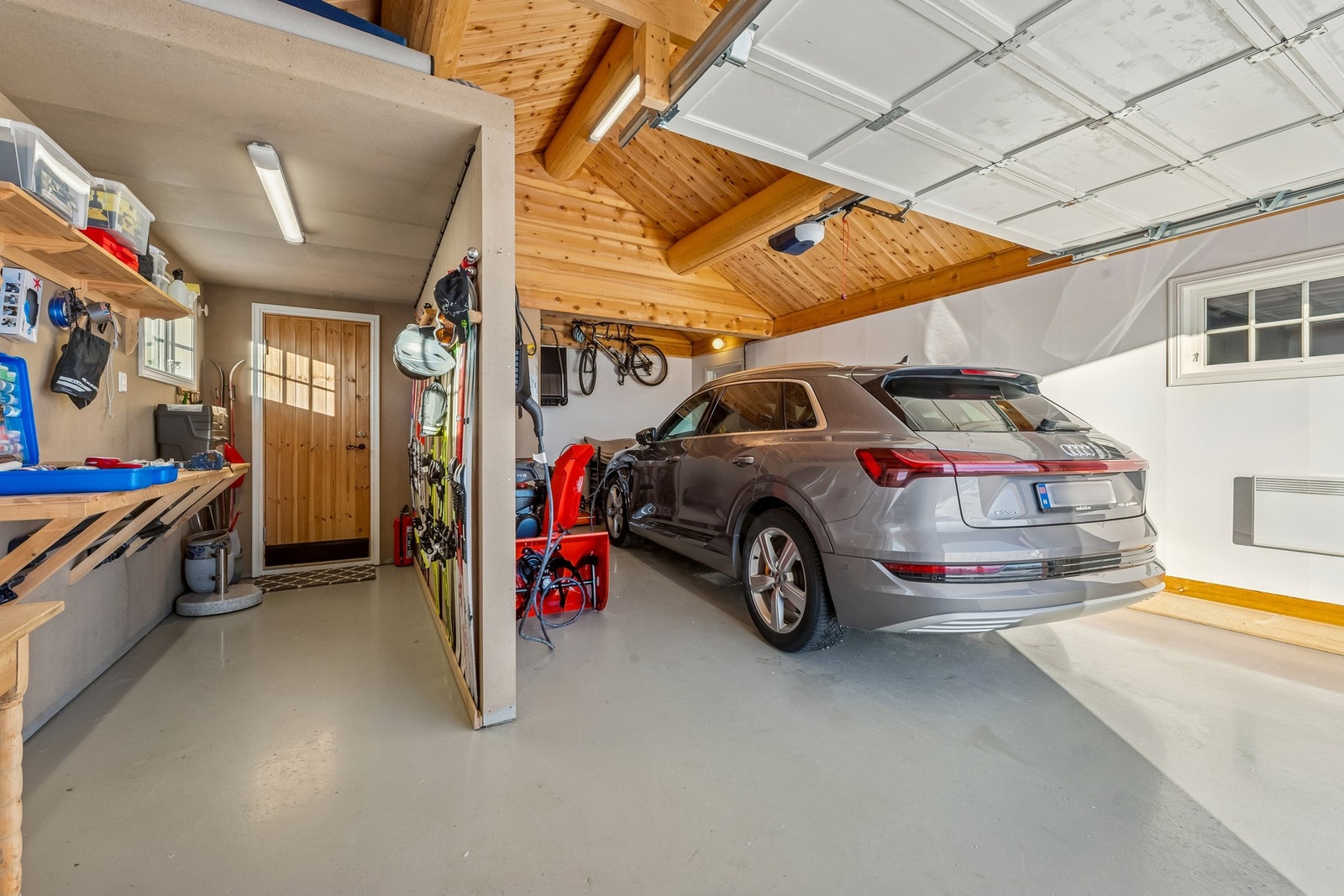 Den romslige garasjen har også eget veggstativ for mange par ulike ski og egen varm bod på 2,5 kvm. Her kan skiene smøres Galleribilde