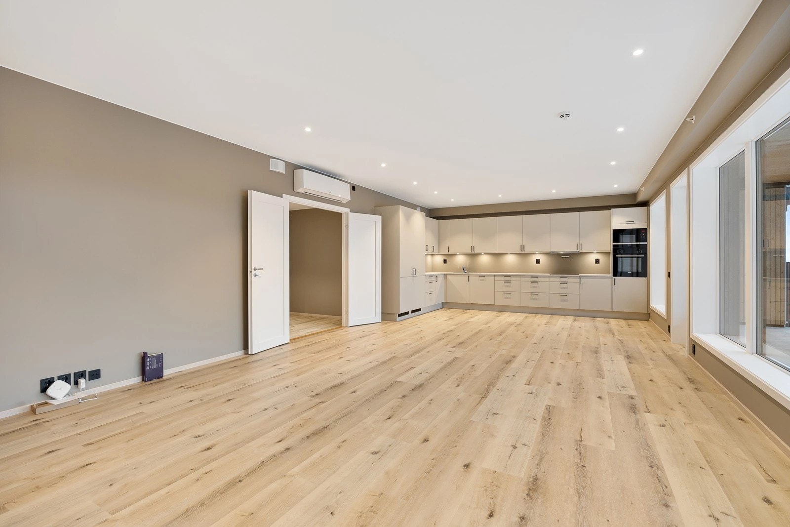 Velkommen! Bildene er fra en lignende leilighet. Det er mørkt kjøkken og ikke lyse fronter. Galleribilde