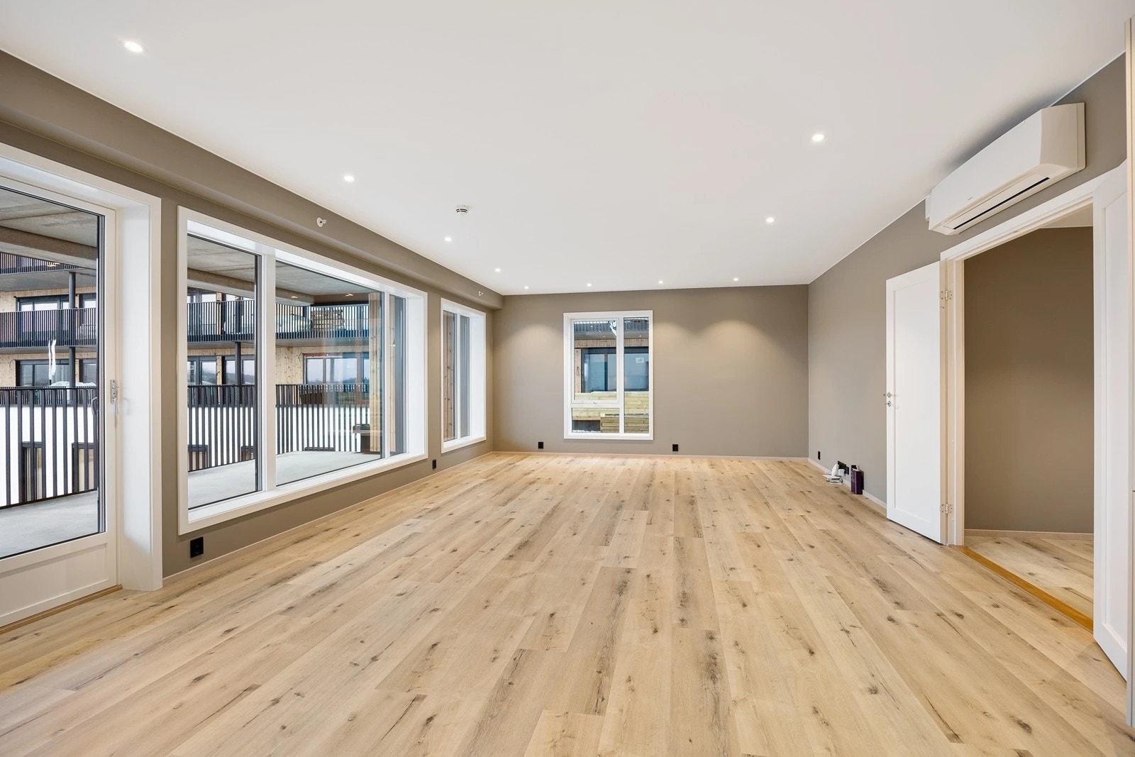 Lys og stor stue. Galleribilde