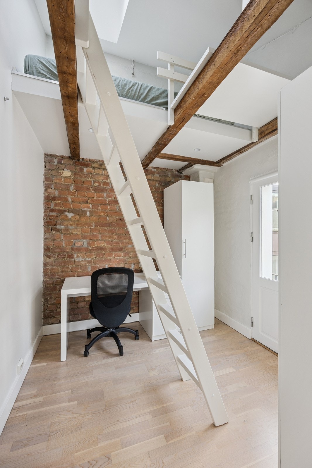 Soverommet har god plass til seng hvis man ønsker å gjøre om på hems-løsningen. Galleribilde