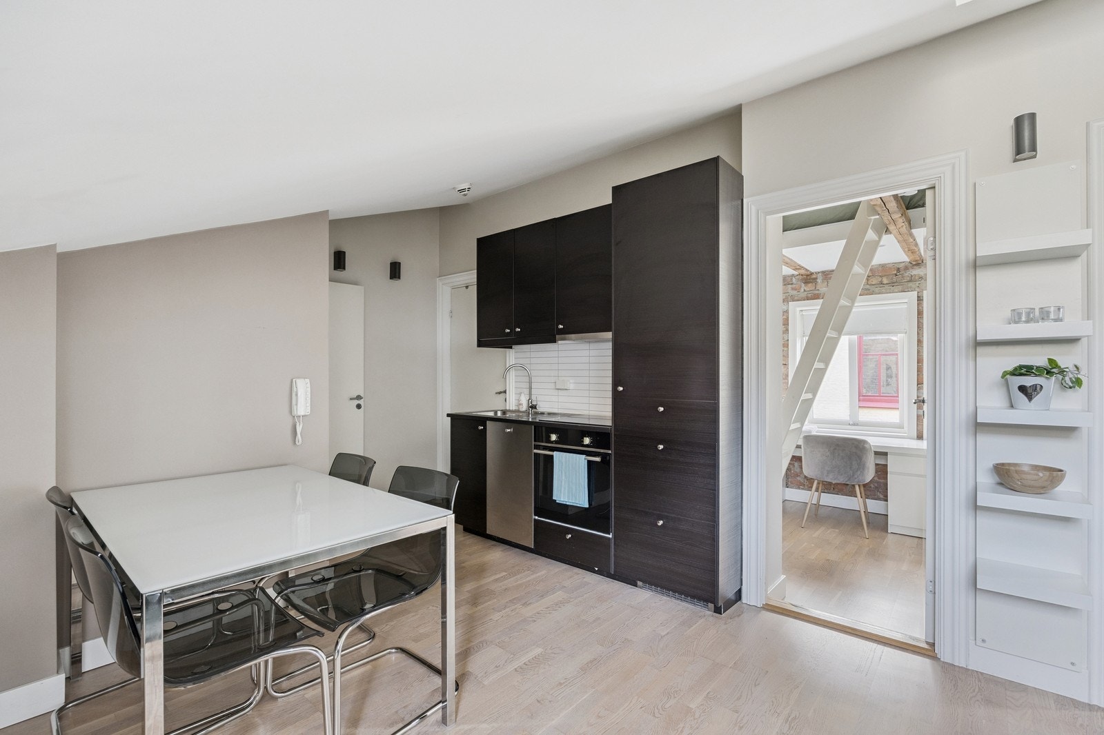 Praktisk kjøkken med integrerte hvitevarer. Galleribilde