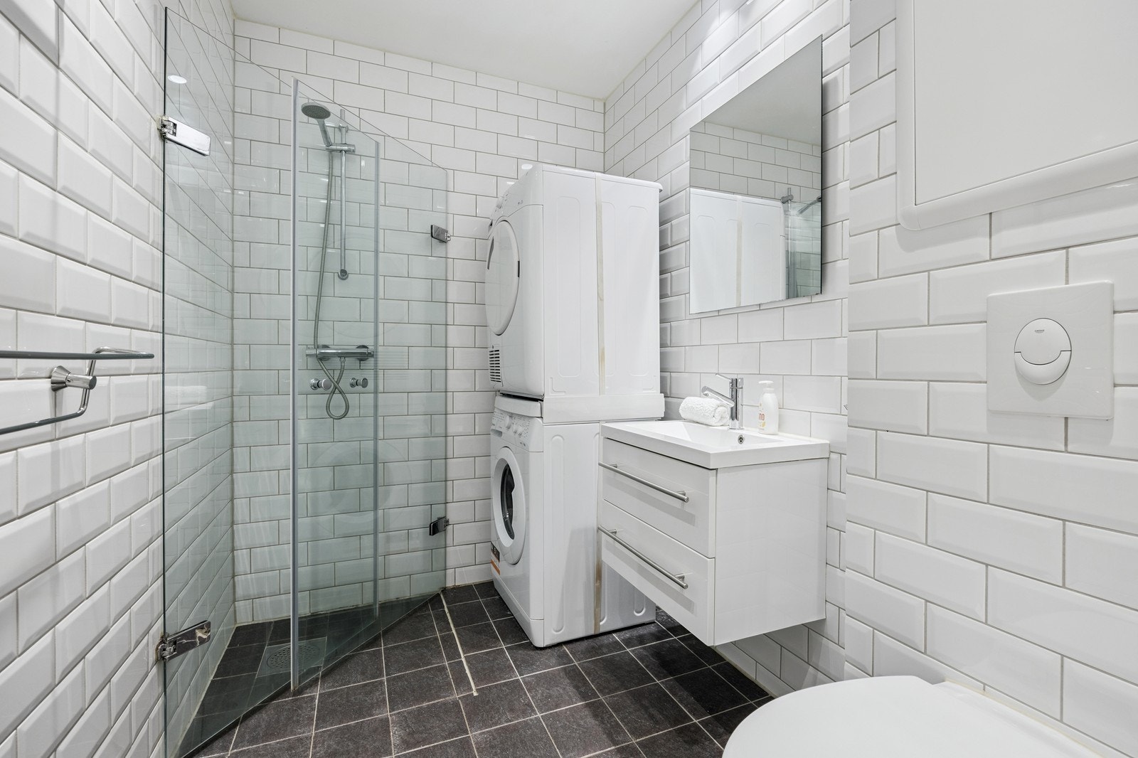 Flislagt baderom - vaskemaskin og tørketrommel medfølger. Galleribilde