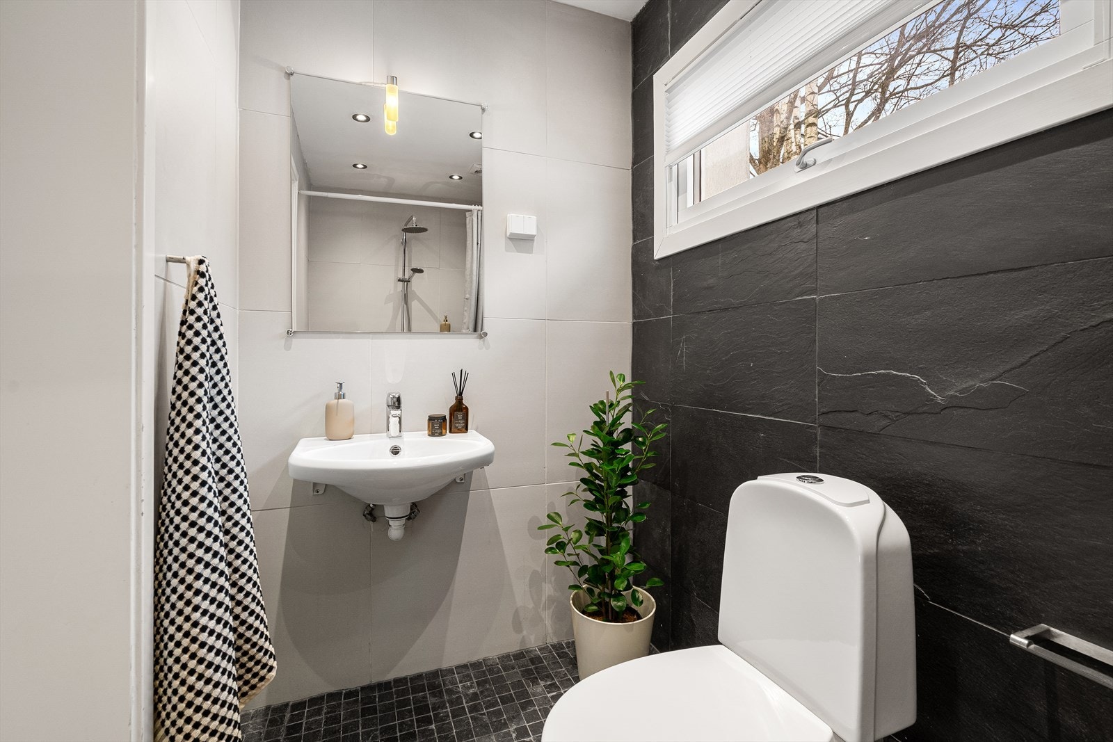 Bad med adkomst fra entré Galleribilde