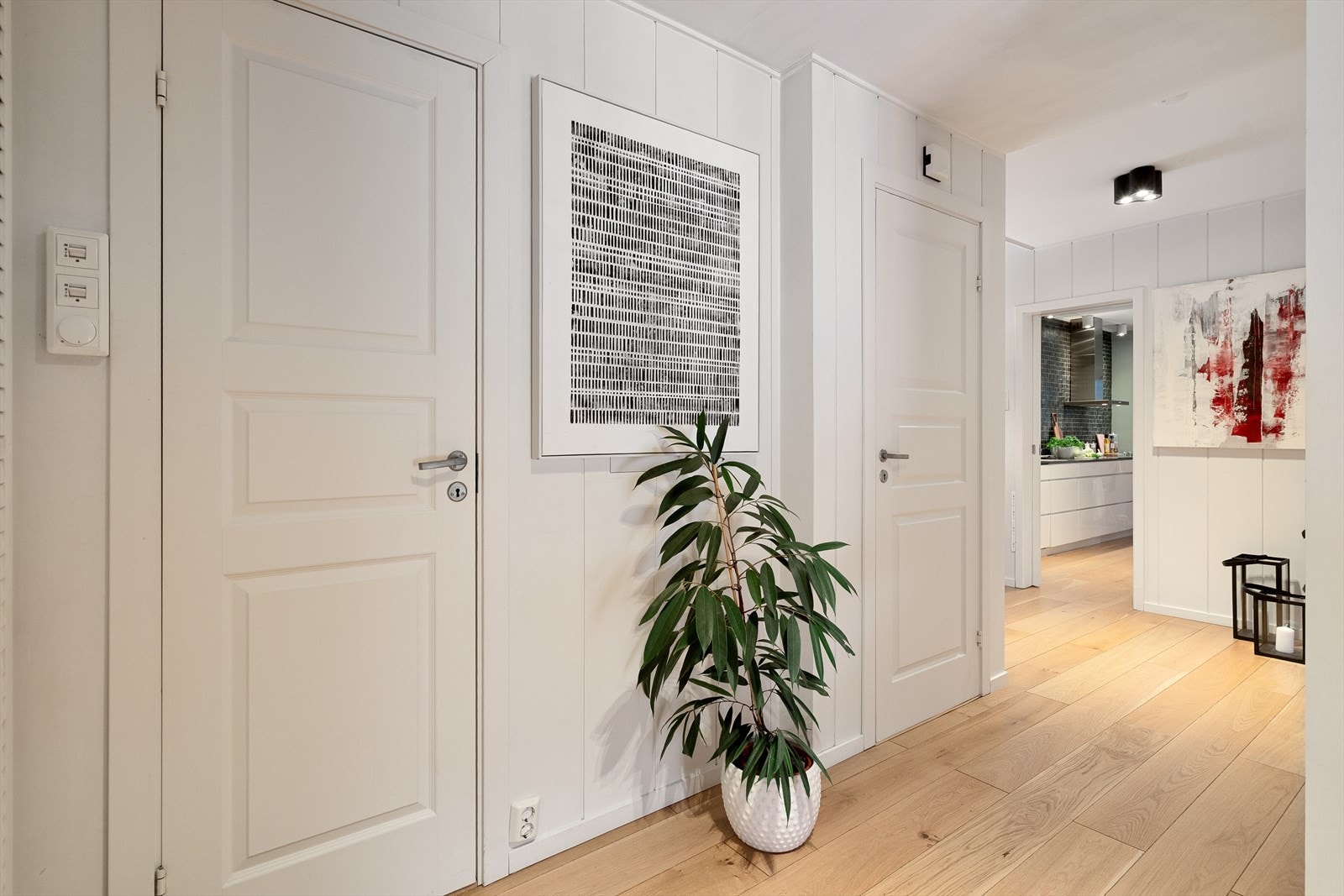 Praktisk med bad med adkomst fra entré/gang Galleribilde