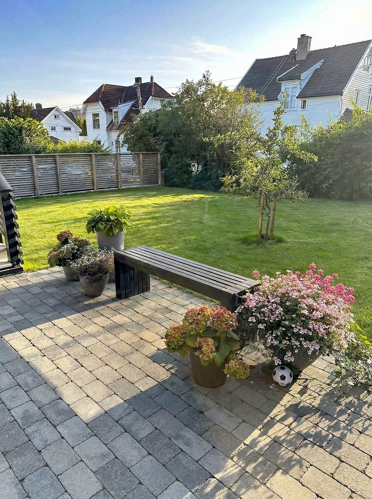 Solrik hage som vender mot vest Galleribilde