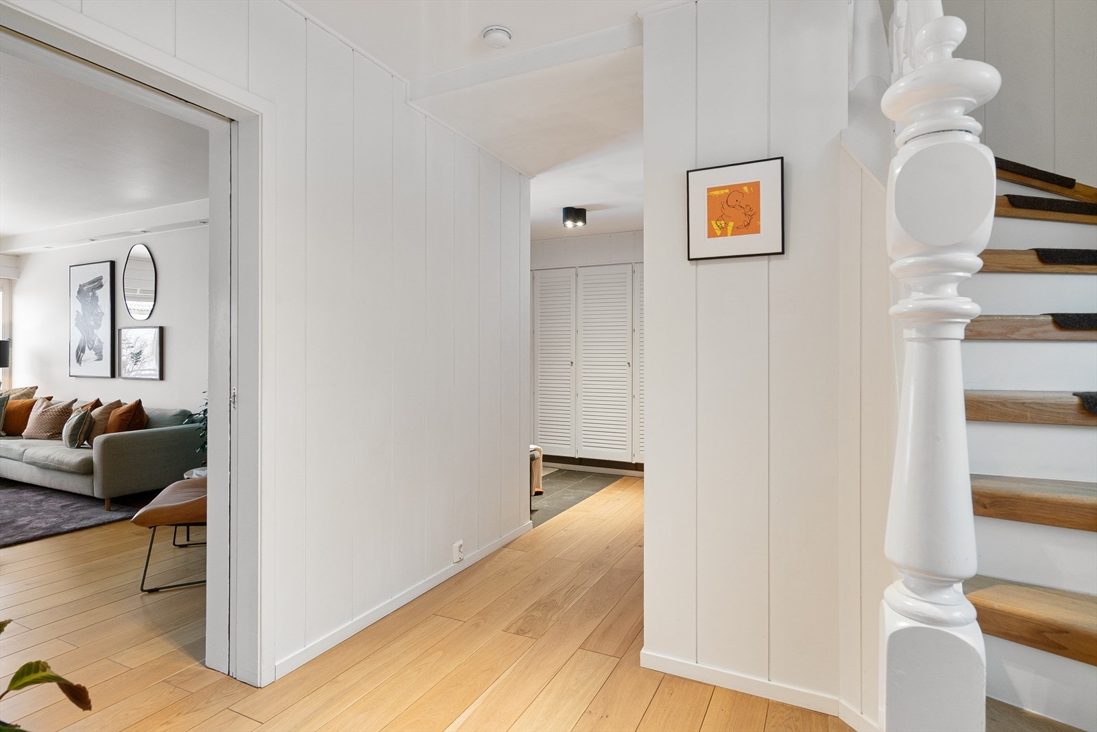 Gang med trapp opp til 2.etasje Galleribilde