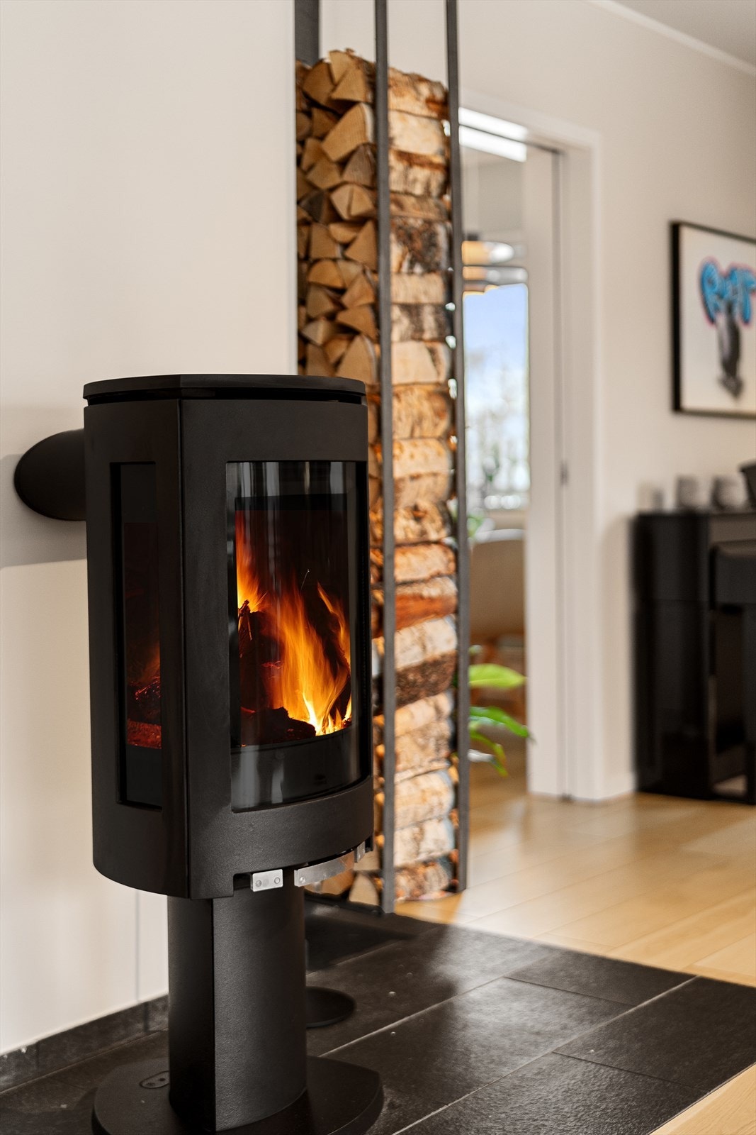 Peisen er et naturlig skille mellom stue og spisestue Galleribilde