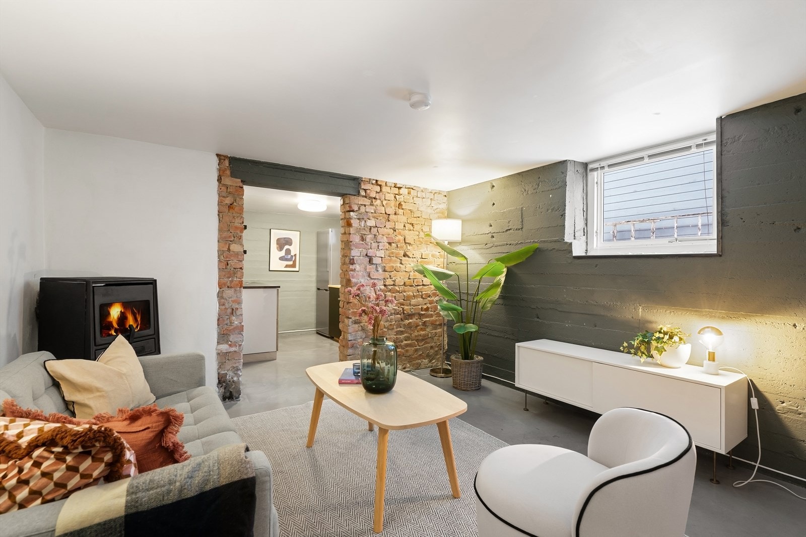 Kjellerstue med peis. Det er egen inngang til kjellerstuen Galleribilde