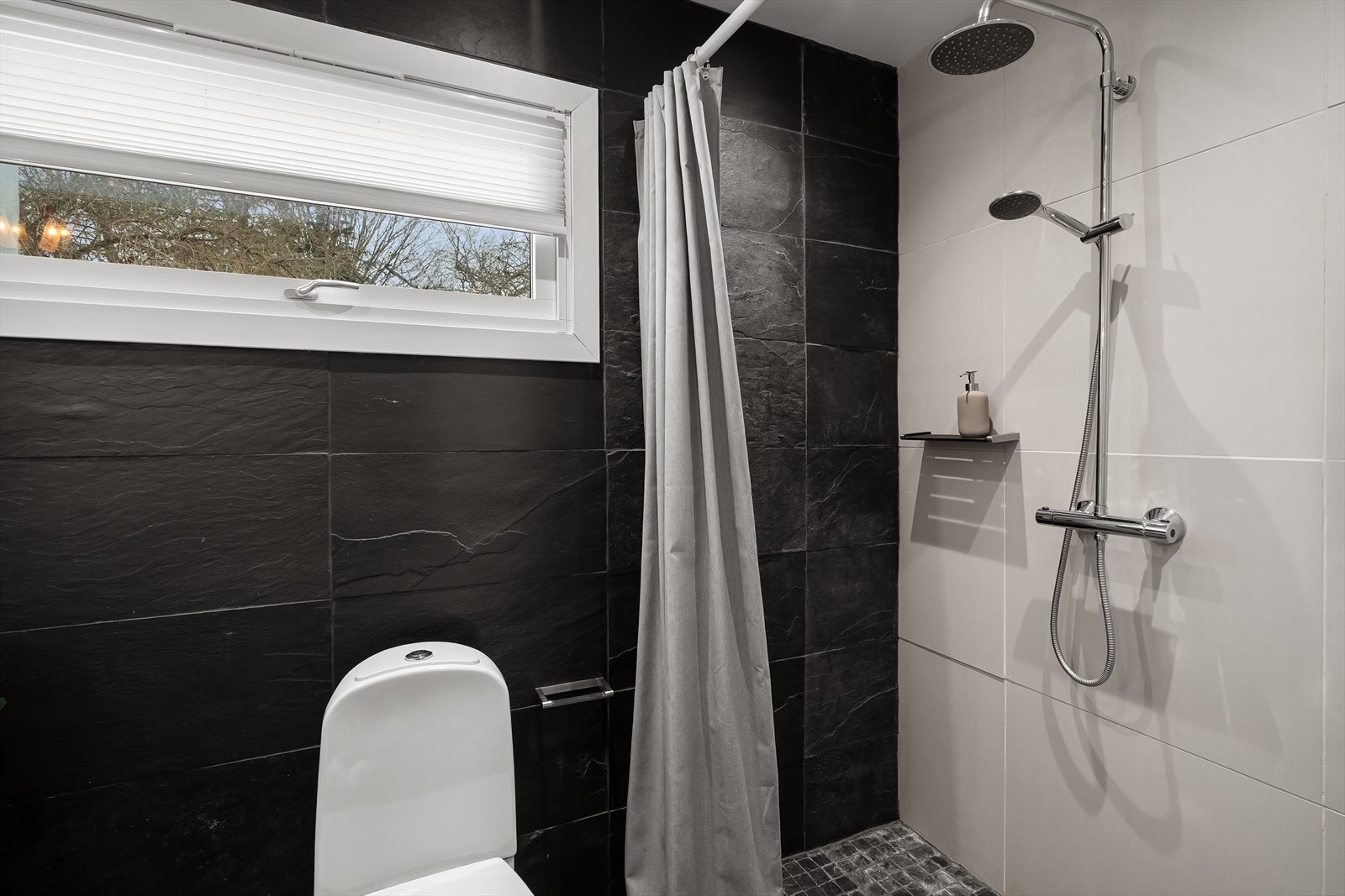 Bad med adkomst fra entré Galleribilde