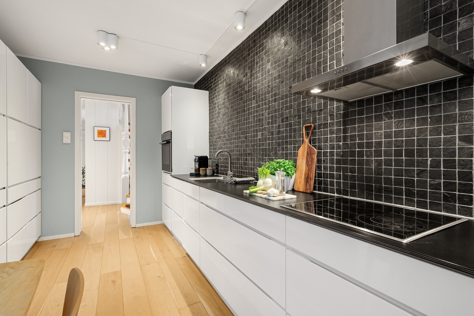 Mye lagringsplass og stor benkeplass Galleribilde