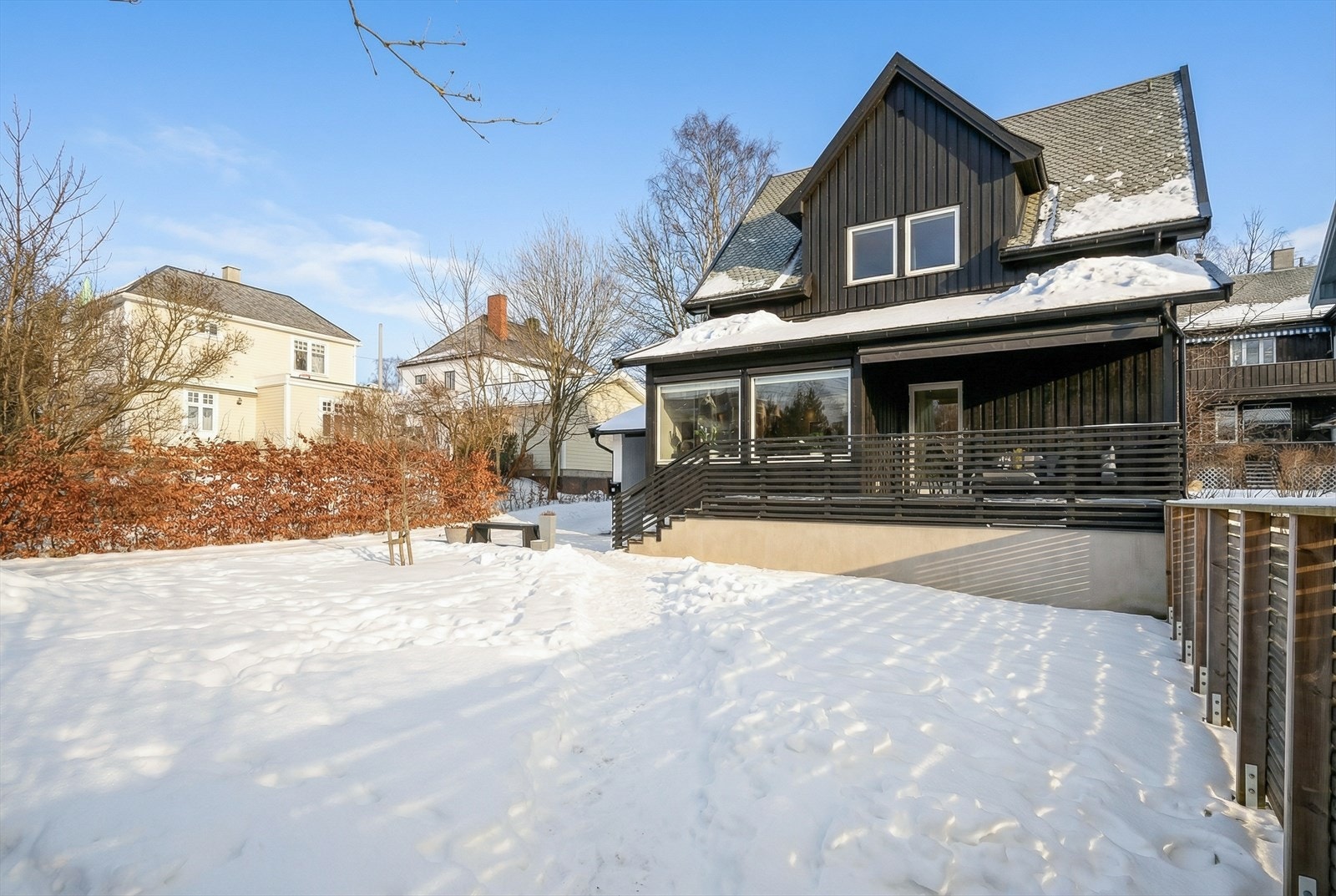 Stor og hyggelig hage Galleribilde