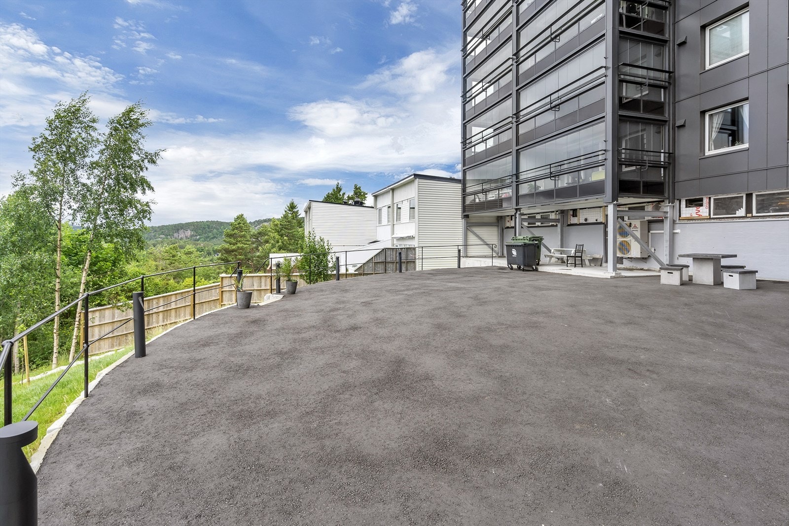 Felles uteplass Galleribilde