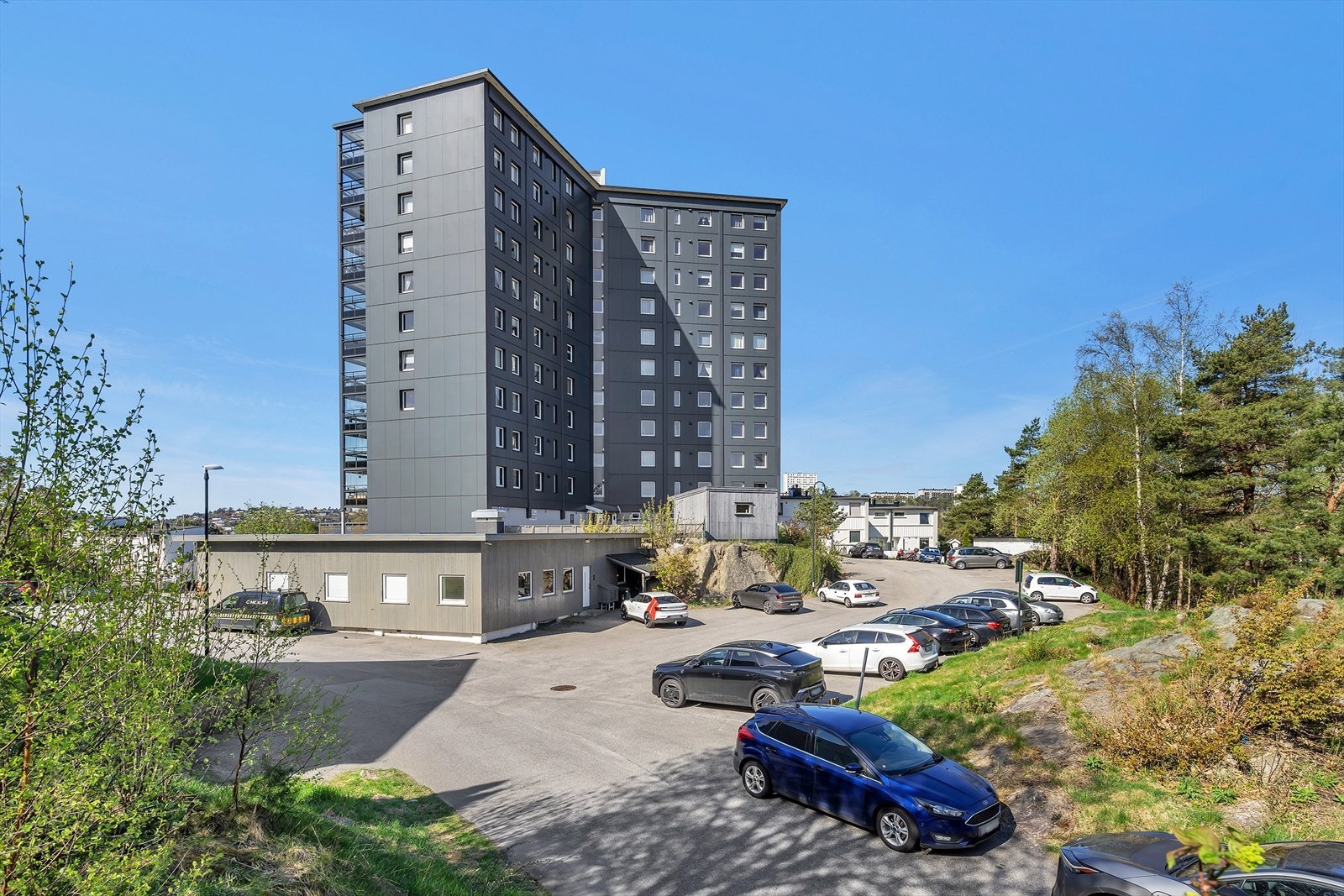 Parkering i bakkant av blokken Galleribilde