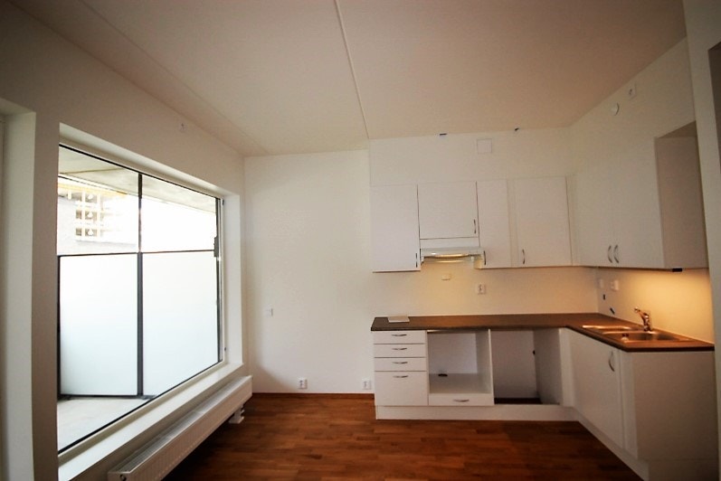 Åpen kjøkken stue løsning - kjøkken med hvitevarer Galleribilde