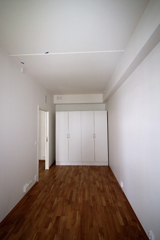 Soverom med garderobeskap og plass til dobbeltseng Galleribilde