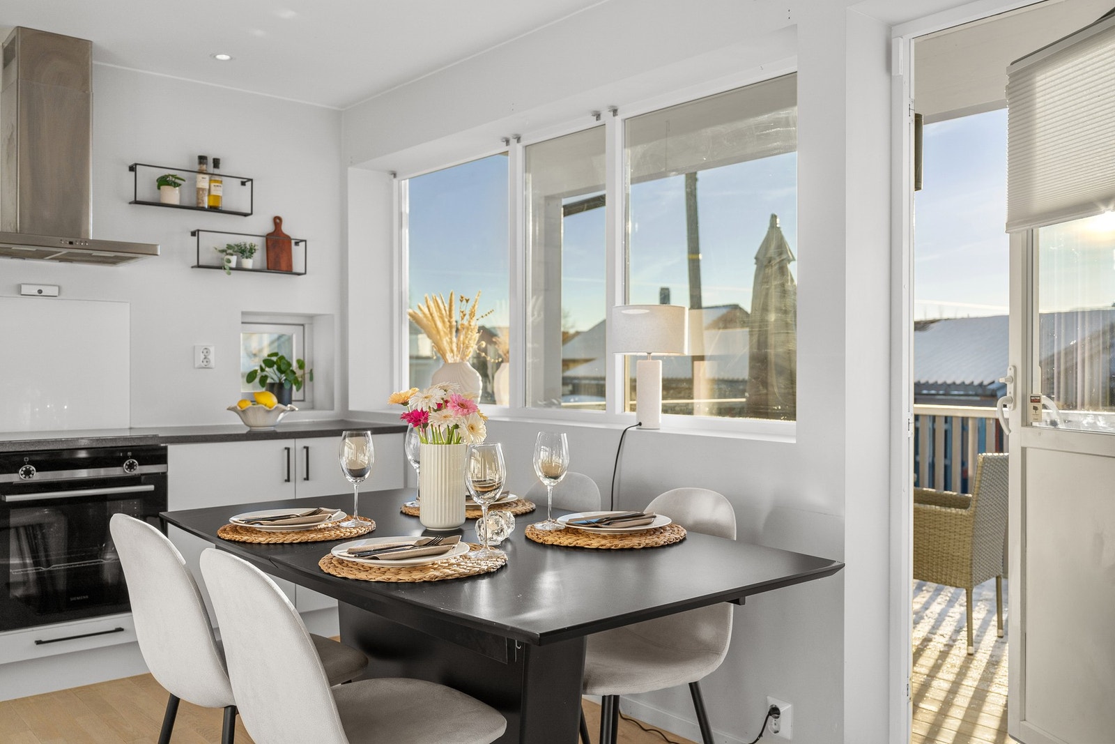 Fra stue/kjøkken er det utgang til en herlig balkong. Galleribilde