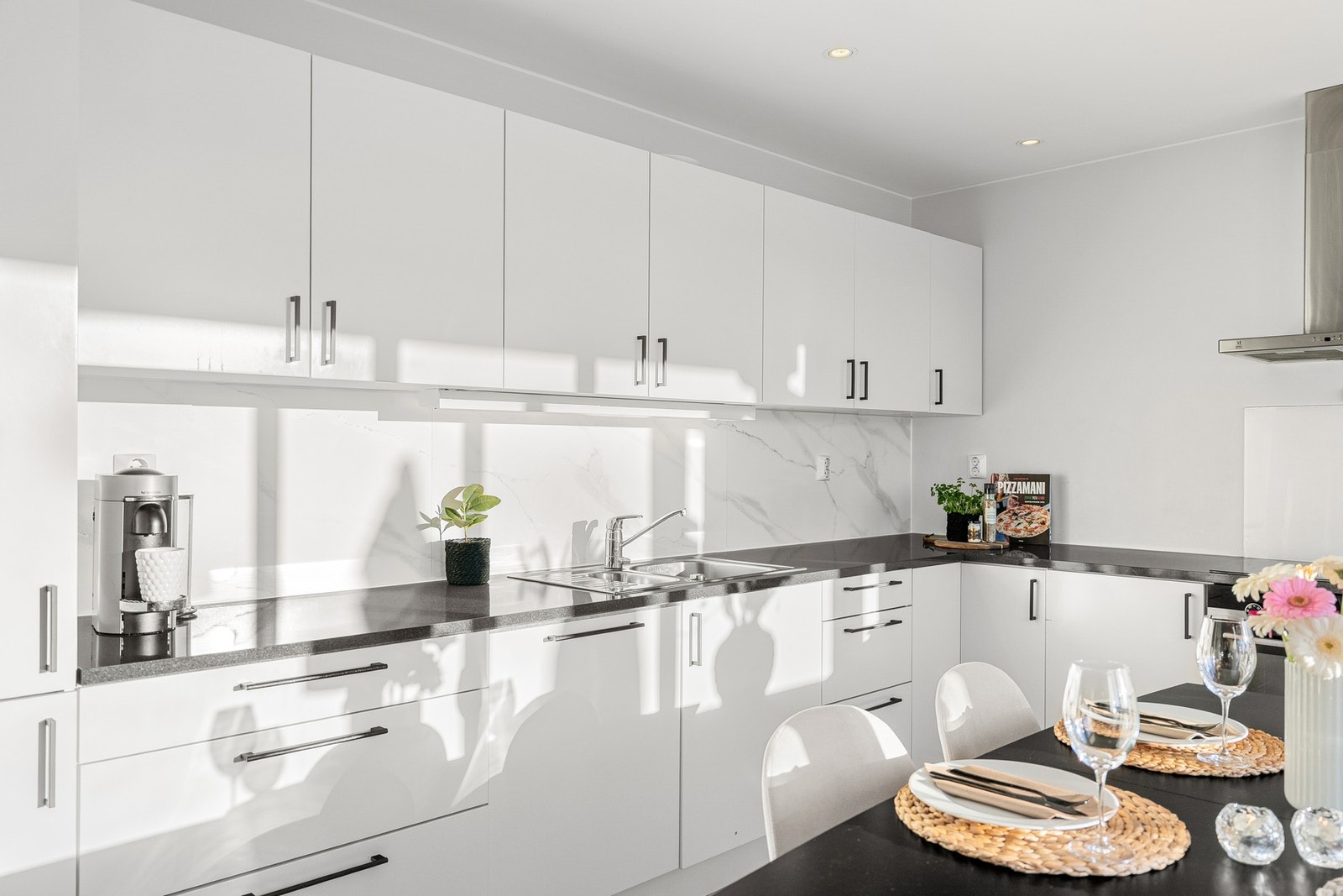 Rikelig med skap- og benkeplass. Galleribilde