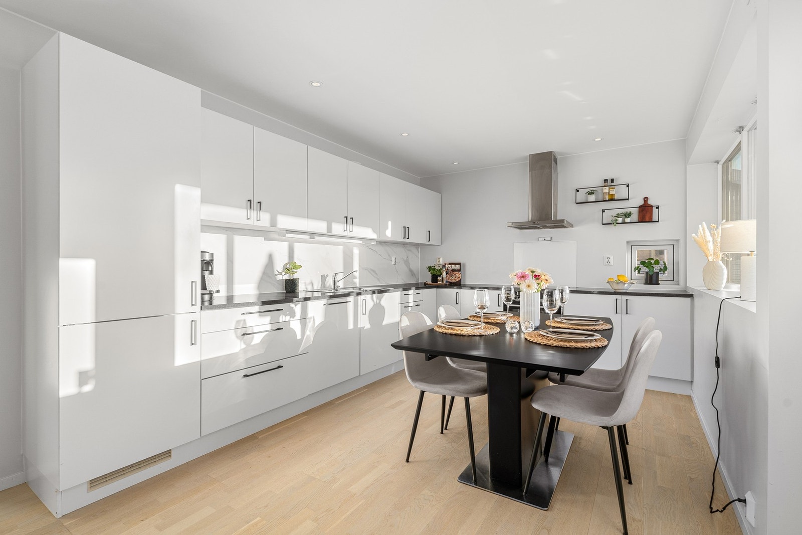 God plass til stort spisebord. Galleribilde