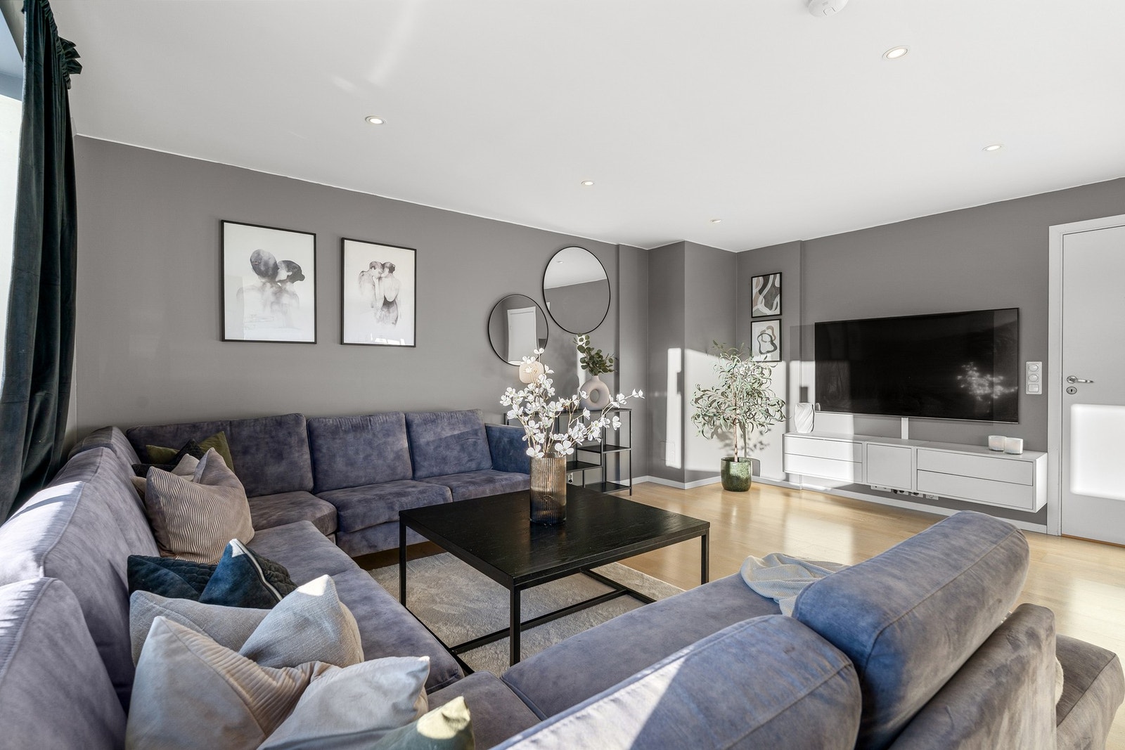 Stue/kjøkken er på 33,5m². Galleribilde