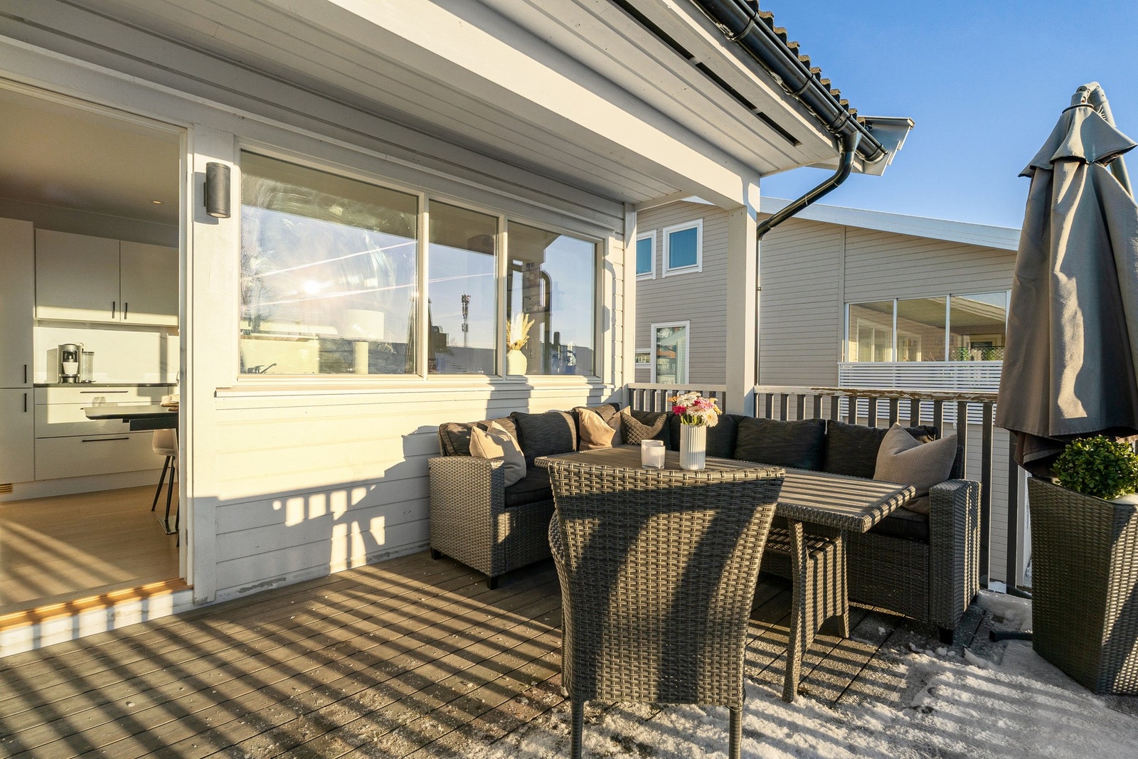 Her er det god plass til ønsket utemøblement. Galleribilde