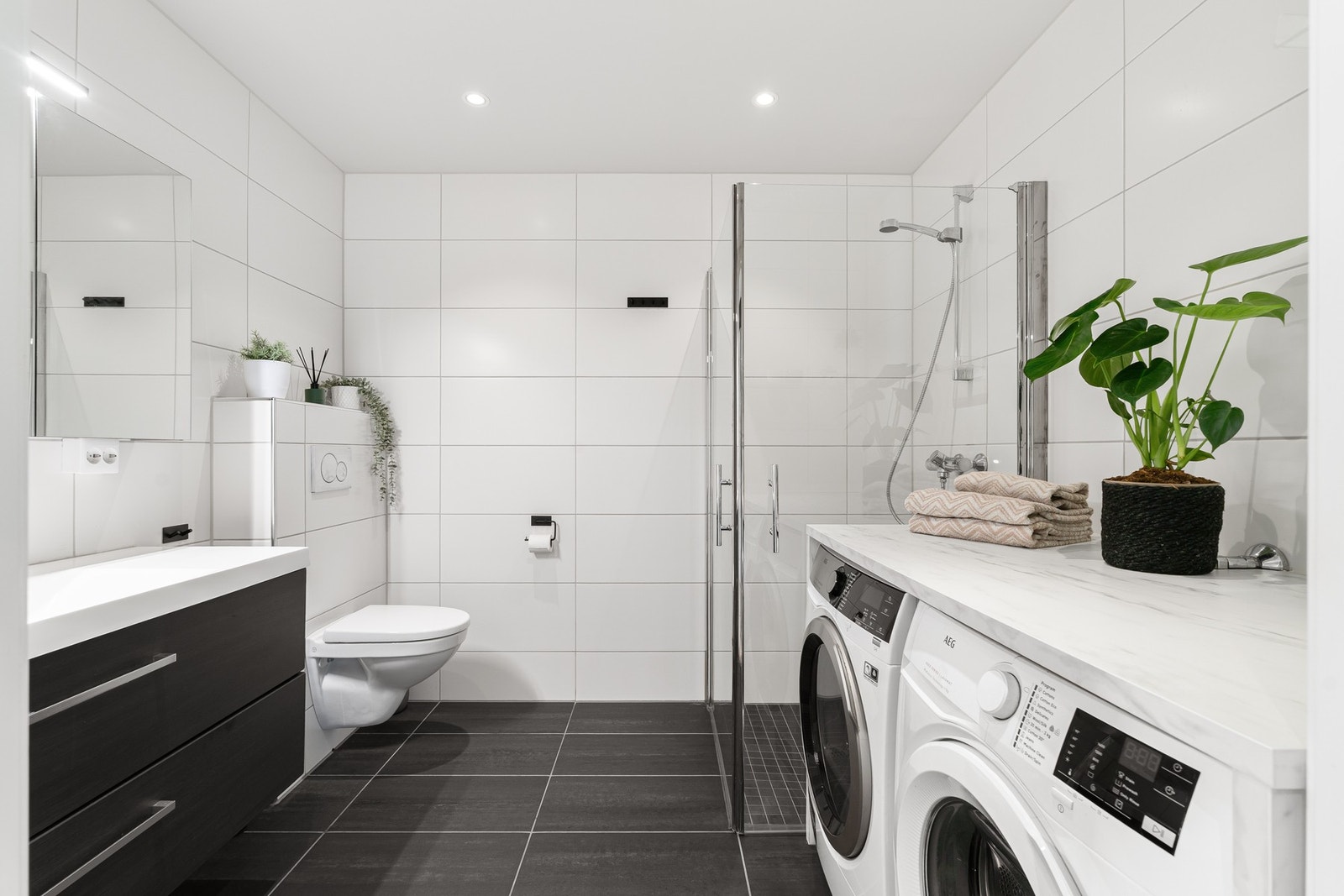 Delikat og flislagt bad med vannbåren gulvvarme. Galleribilde