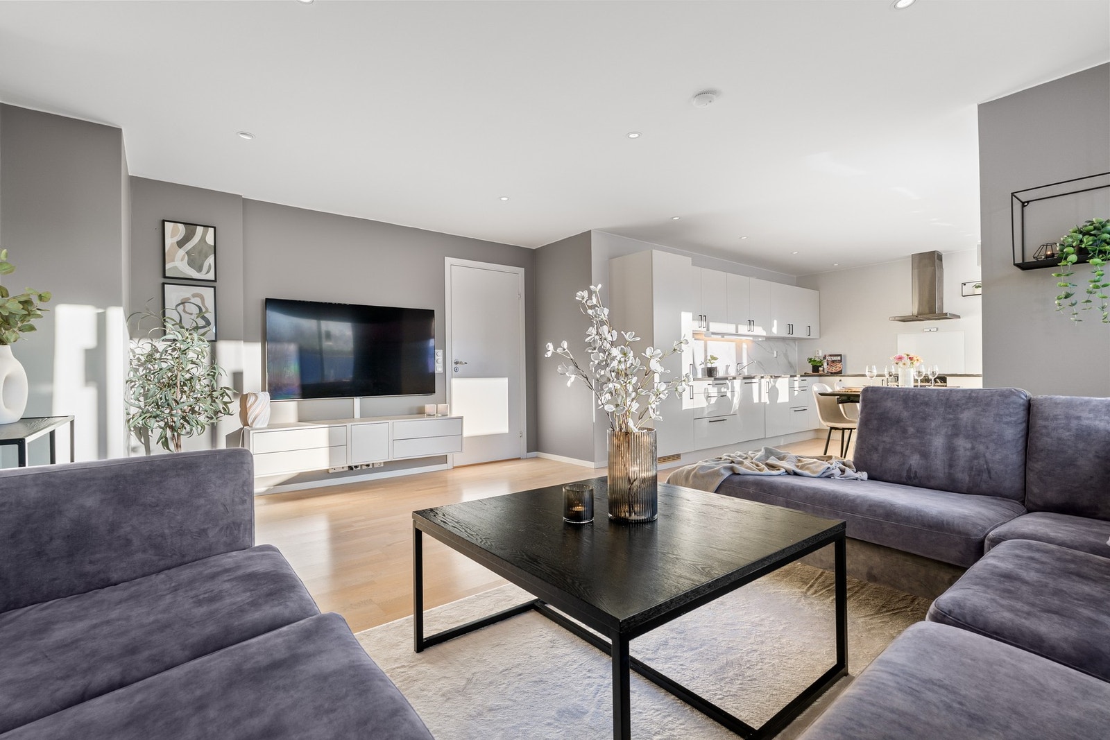 Fjernvarme samt tv/internett er inkludert i de månedlige felleskostnadene. Galleribilde