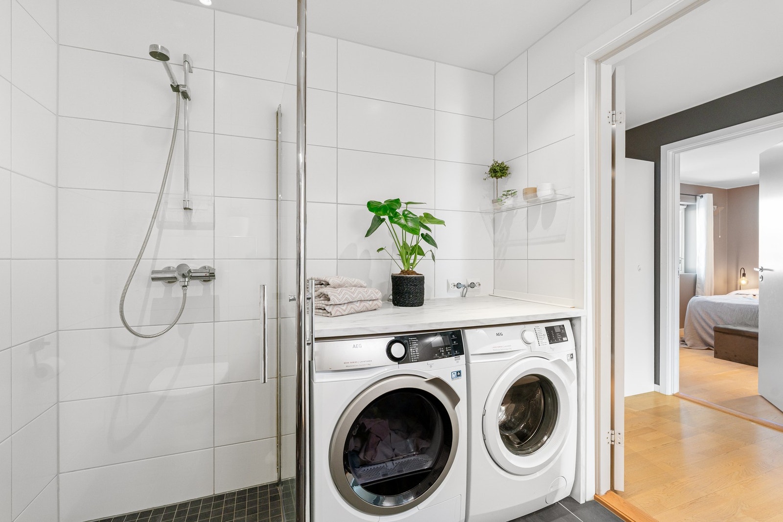 Badet har god plass til både vaskemaskin og tørketrommel. Galleribilde