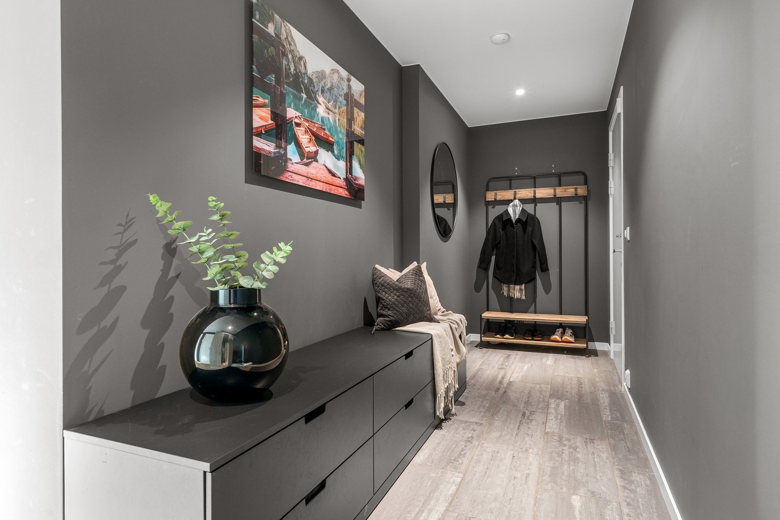 Romslig og innbydende entré. Galleribilde