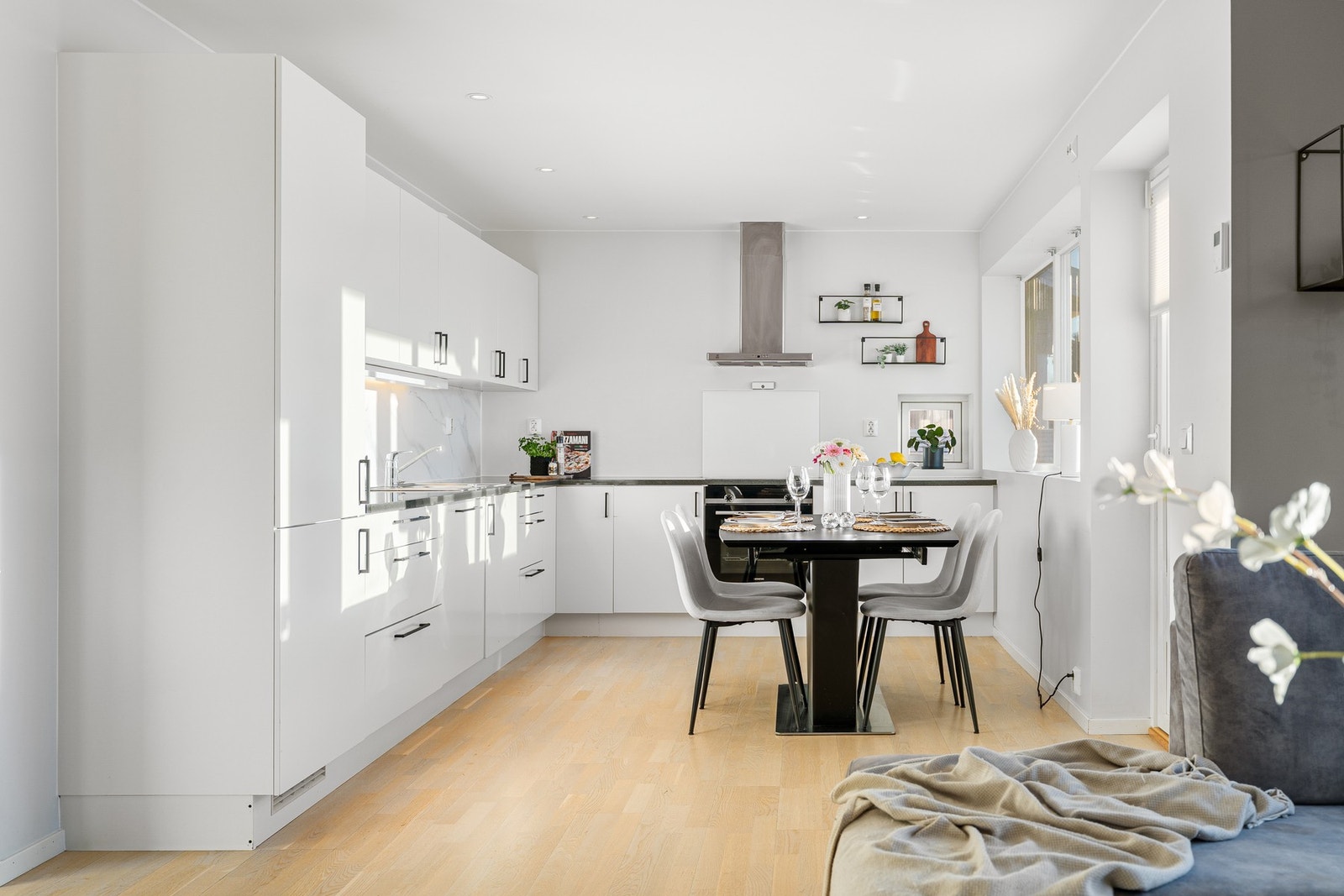 Leiligheten nyter godt av den åpne stue/kjøkken løsningen. Galleribilde